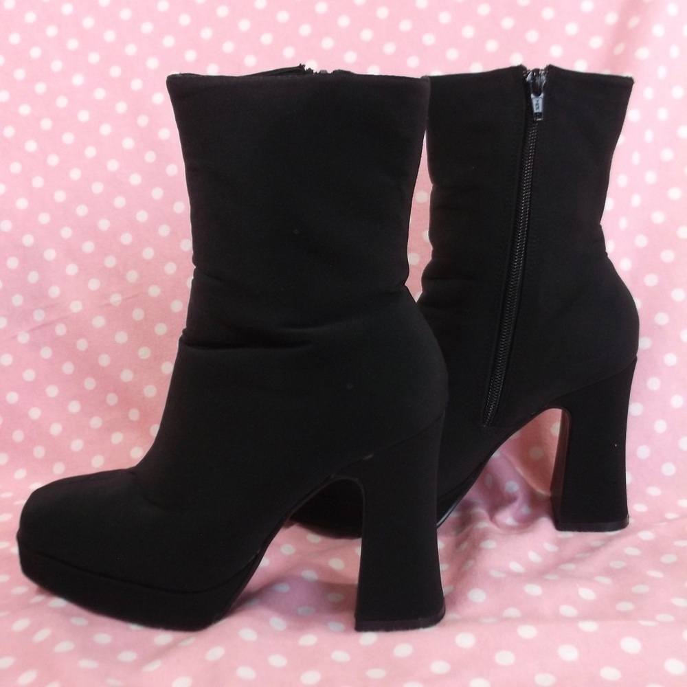 Westies Black Ankle zipper boots.  Black 7 1/2” M